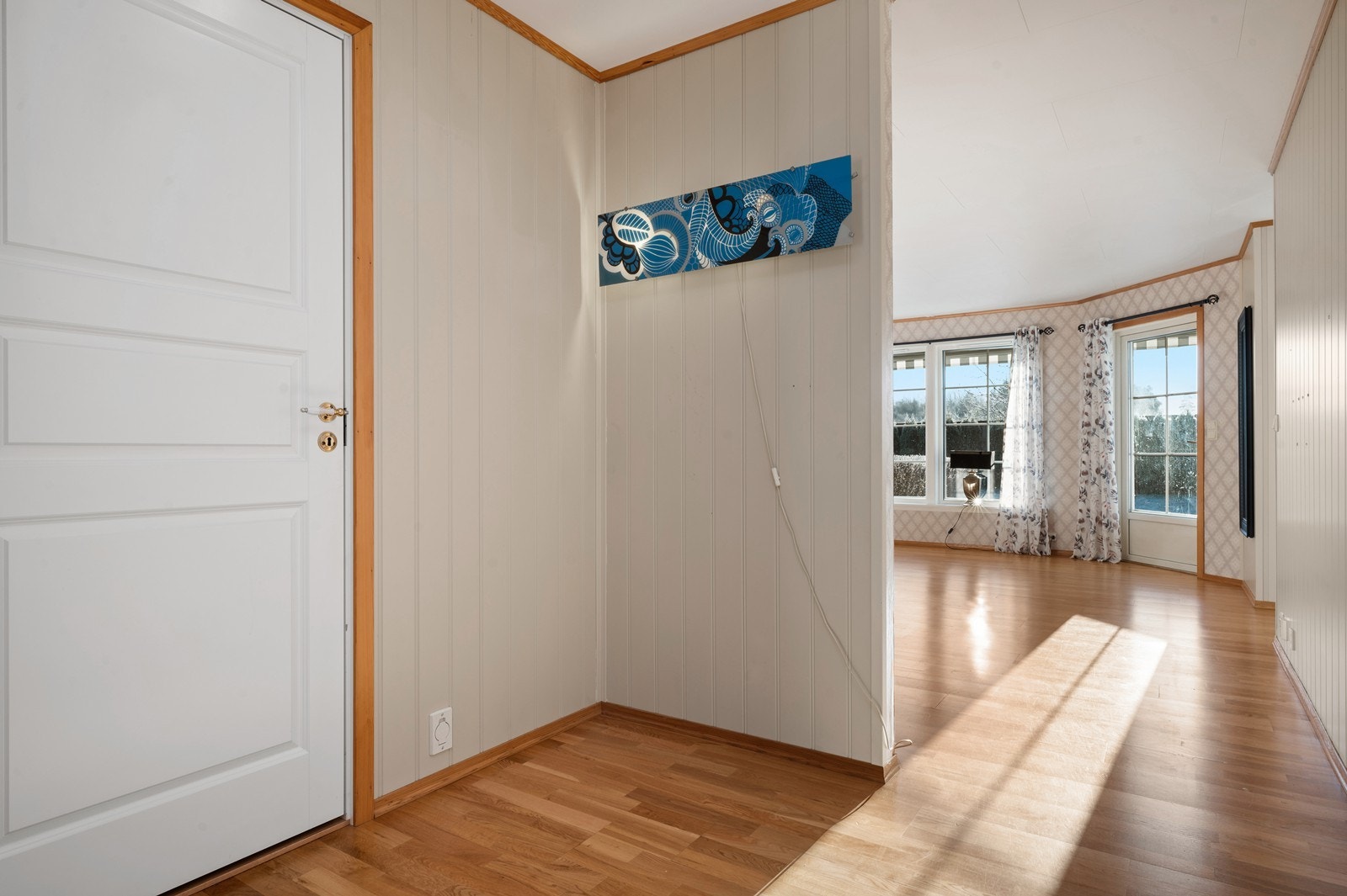 Velkommen inn i en entré med plass til oppbevaring av yttertøy. Galleribilde