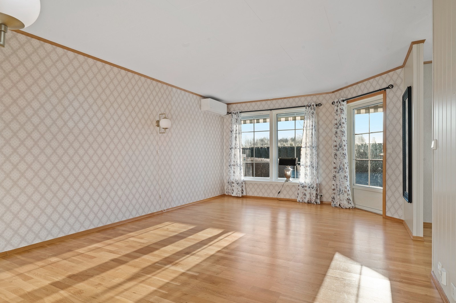 Stuen har store vindusflater som gir godt med naturlig lys. Galleribilde