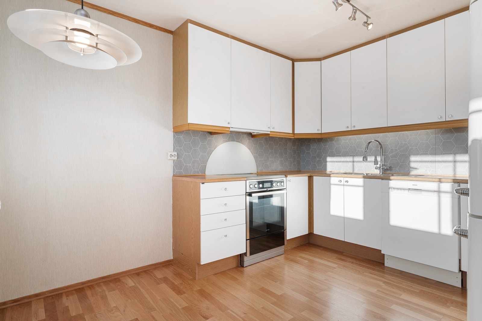 Kjøkkeninnredning fra 2018 med glatte fronter med både over- og underskap. Galleribilde