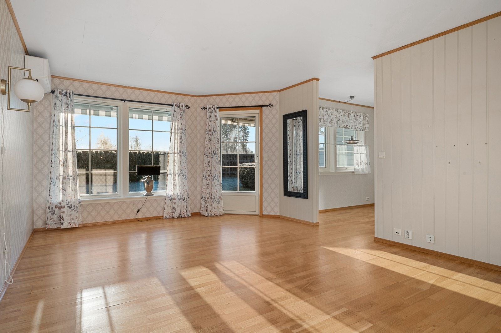 Rommet har god plass til både sofagruppe og annet ønsket møblement. Galleribilde