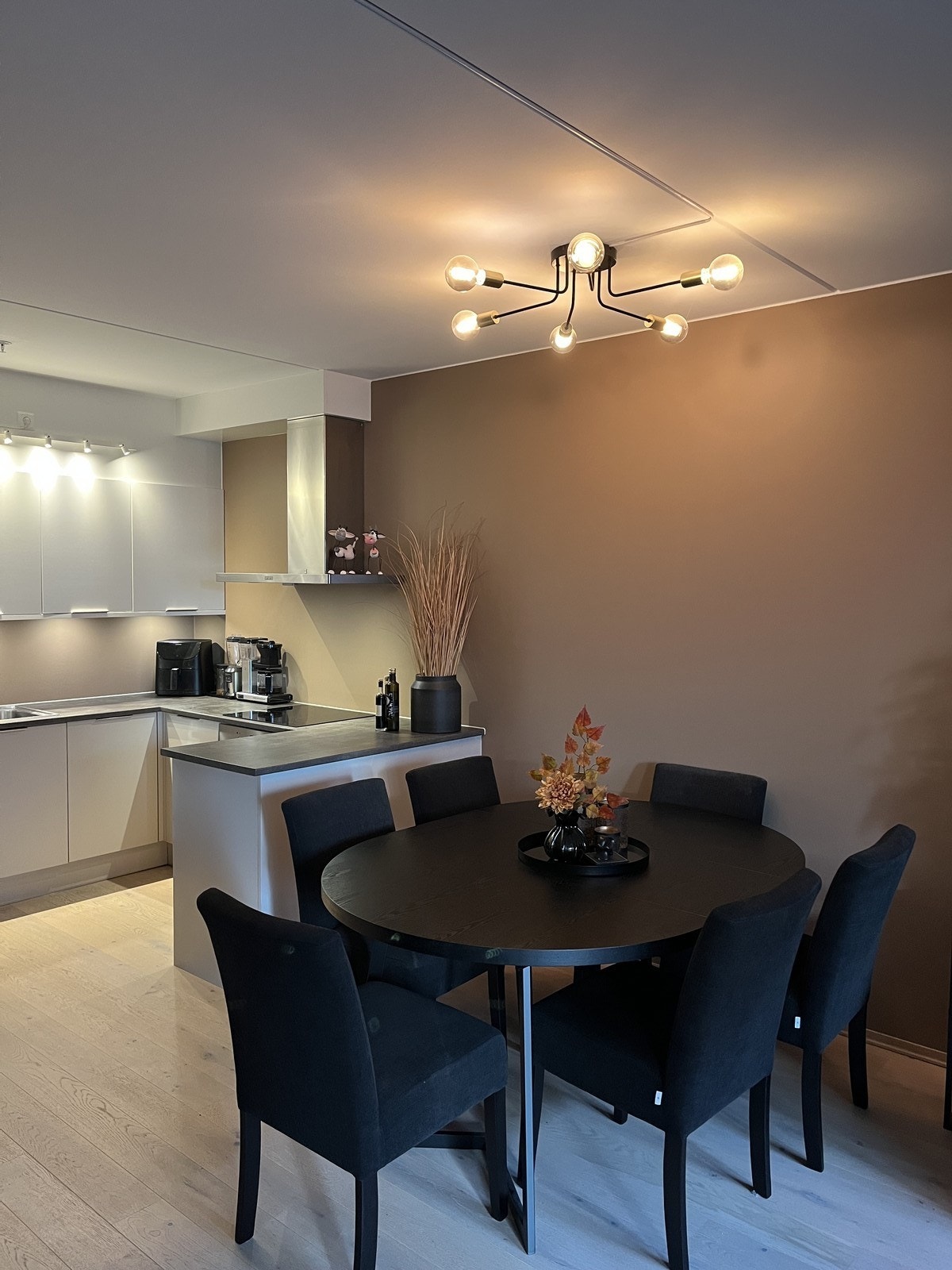 Åpen løsning til kjøkken med spisegruppe Galleribilde