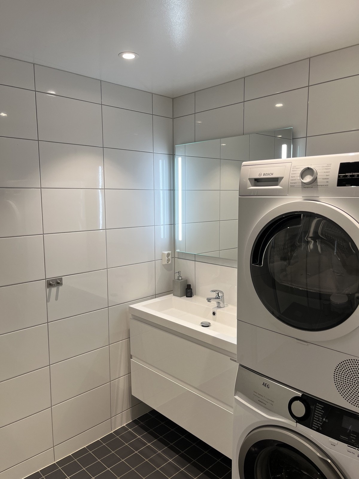 Bad med servant i innredning og vaskesøyle Galleribilde