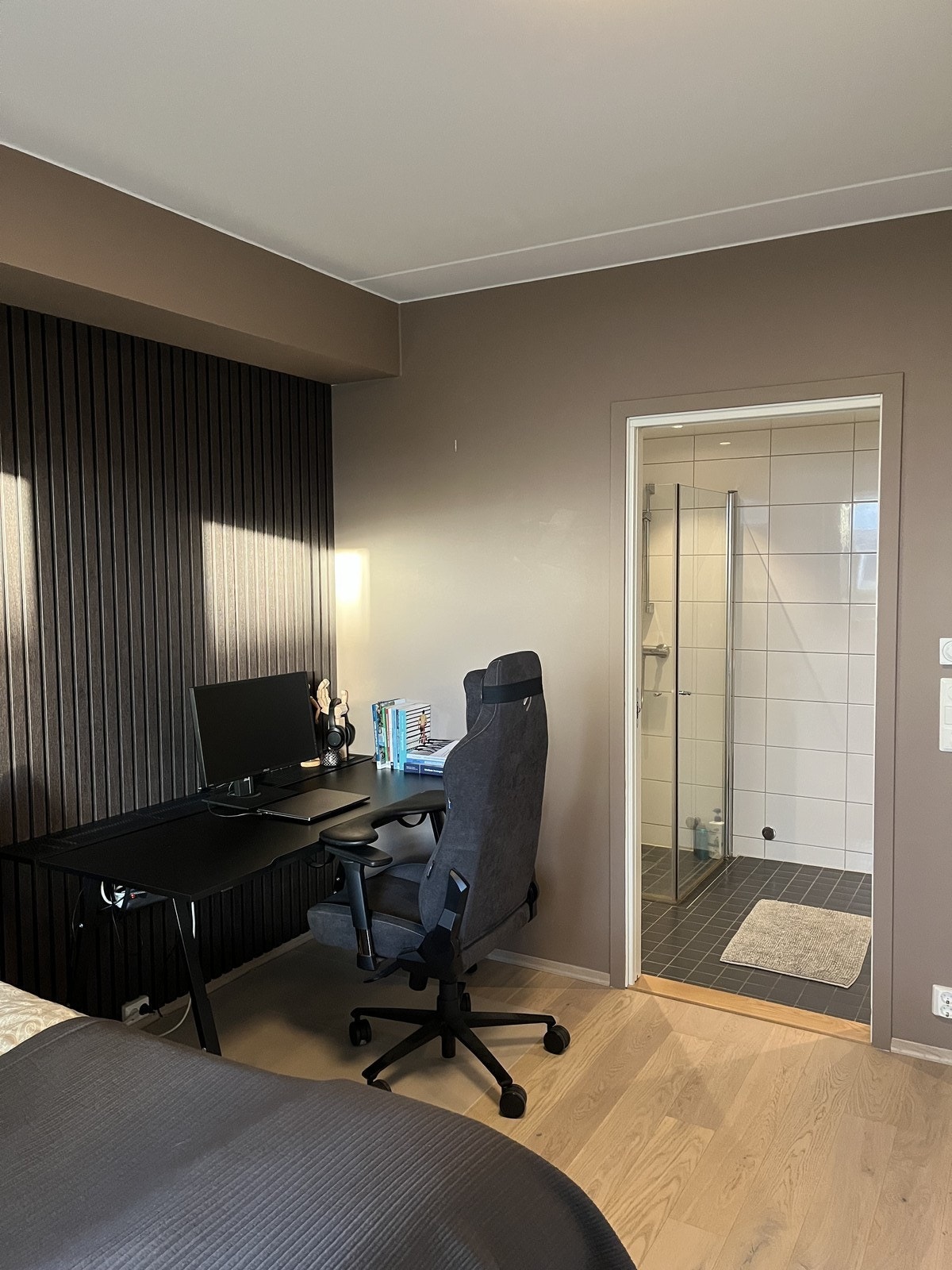 Badet har ankomst fra leilighetens soverom Galleribilde