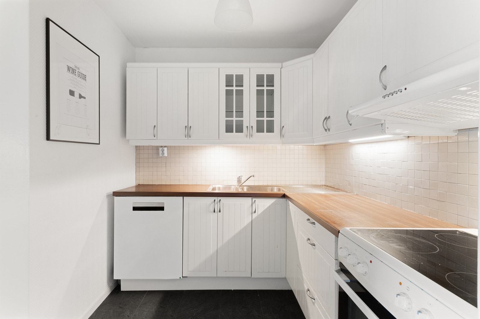 Lyst og fint kjøkken fra 2010 med godt av skap- og benkeplass. Ventilatoren er skiftet i 2020. Galleribilde