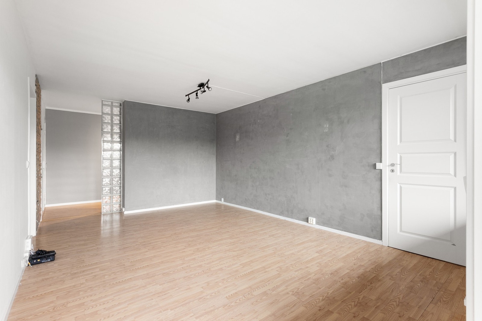 På stuen er det god plass til flere sittegrupper, stue- spise- og TV-bord. Galleribilde