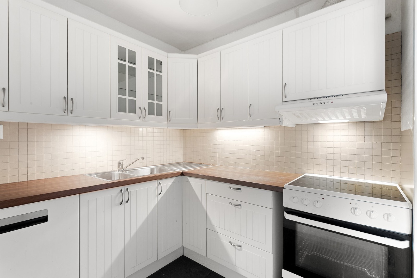 Kjøkkeninnredningen har profilerte fronter med frittstående hvitevarer som komfyr, oppvaskmaskin og kjøle/fryseskap. Hvitevarene medfølger i salget. Galleribilde