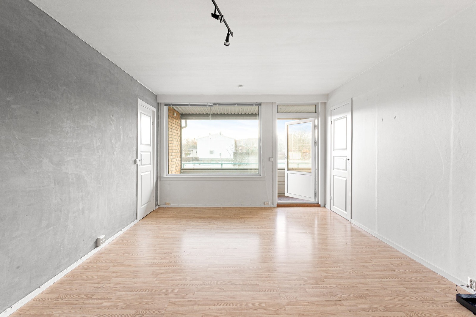 Store vindusflater som slipper inn rikelig med naturlig lys, noe som bidrar til en behagelig atmosfære. Galleribilde