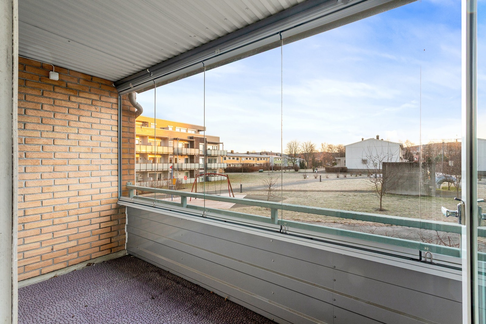 Innglasset balkong på ca. 8,9kvm. Glasset kan åpnes og lukkes etter ønske og behov Galleribilde