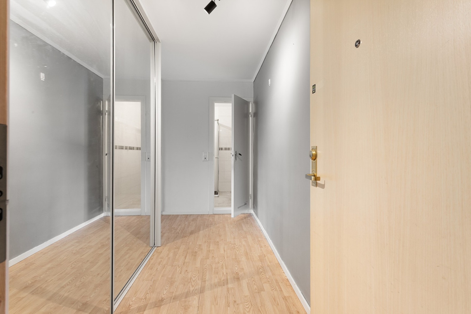 Velkommen inn! God plass til å henge fra seg klær og sko. Det følger også en bod i kjelleren for mer oppbevaring. Galleribilde