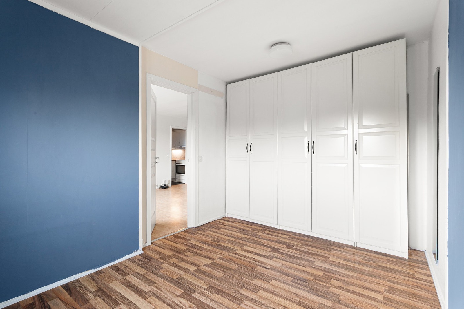 Soverommet er av god størrelse. Vinduet vender mot rolige omgivelser i borettslaget uten trafikk. Galleribilde