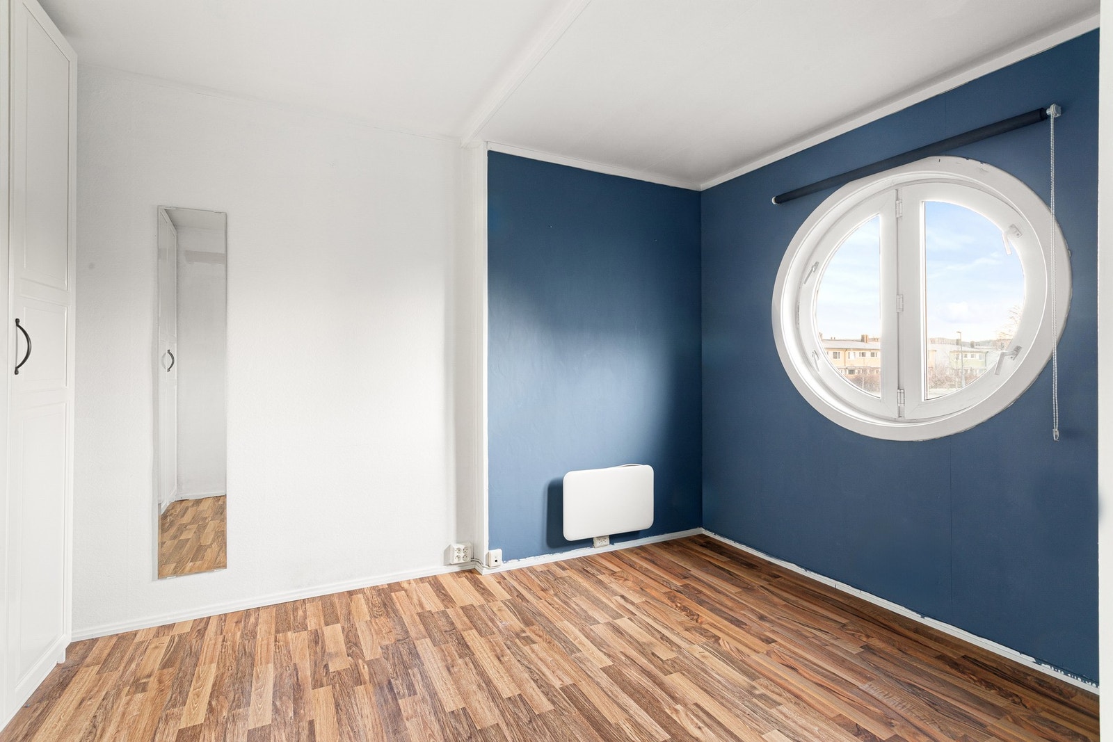 Soverom 1 er på ca. 10,2kvm med god plass til seng og garderobeskap. Galleribilde