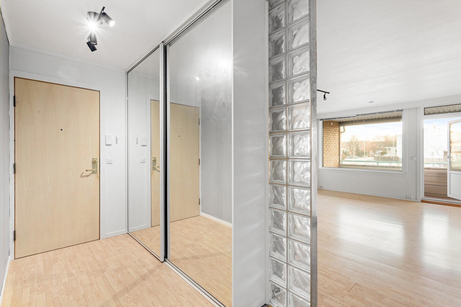 Velkommen inn! God plass til å henge fra seg klær og sko. Det følger også en bod i kjelleren for mer oppbevaring. Galleribilde