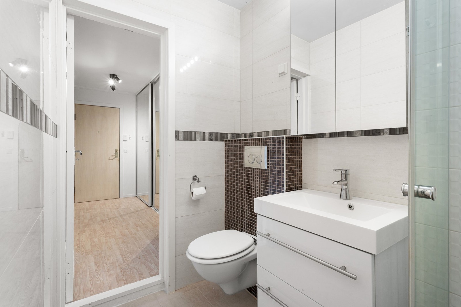 Tilgang til vaskemaskin og tørketrommel i felles vaskerom i underetasje. Galleribilde