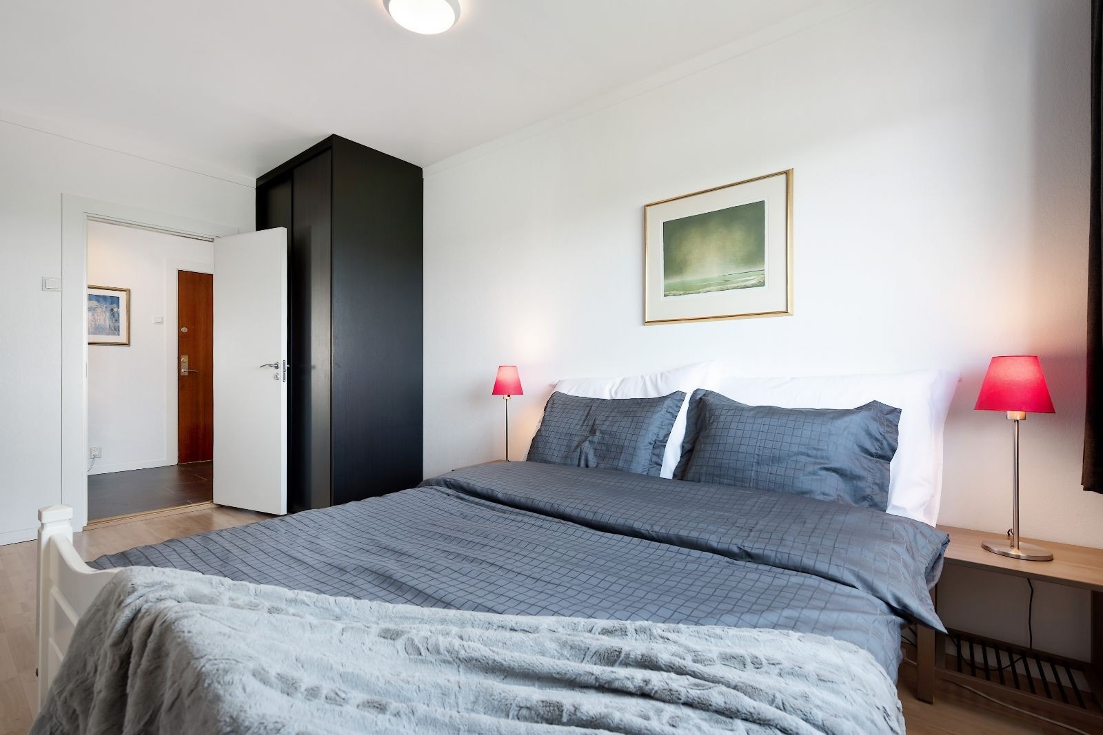 Soverom med garderobeskap og plass til dobbeltseng Galleribilde