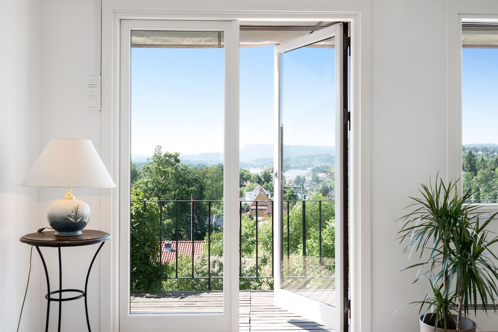 Utgang til solrik balkong Galleribilde