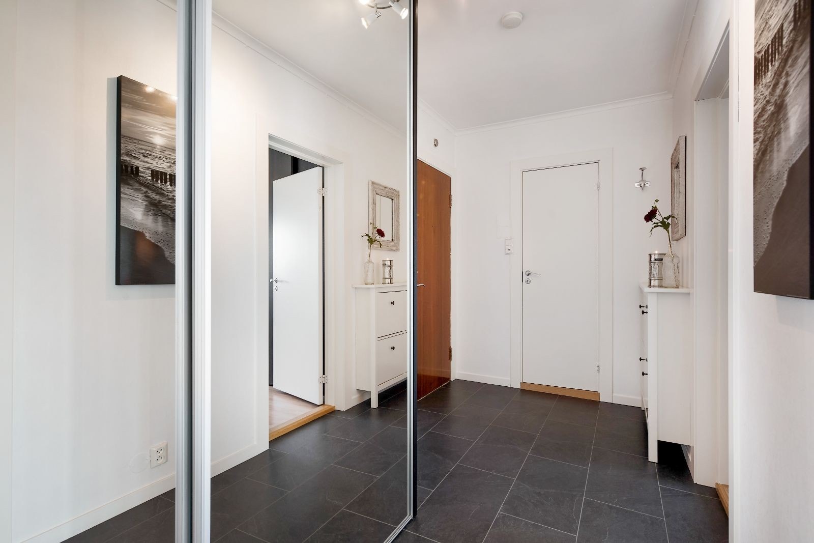 Entrè med garderobeløsning Galleribilde