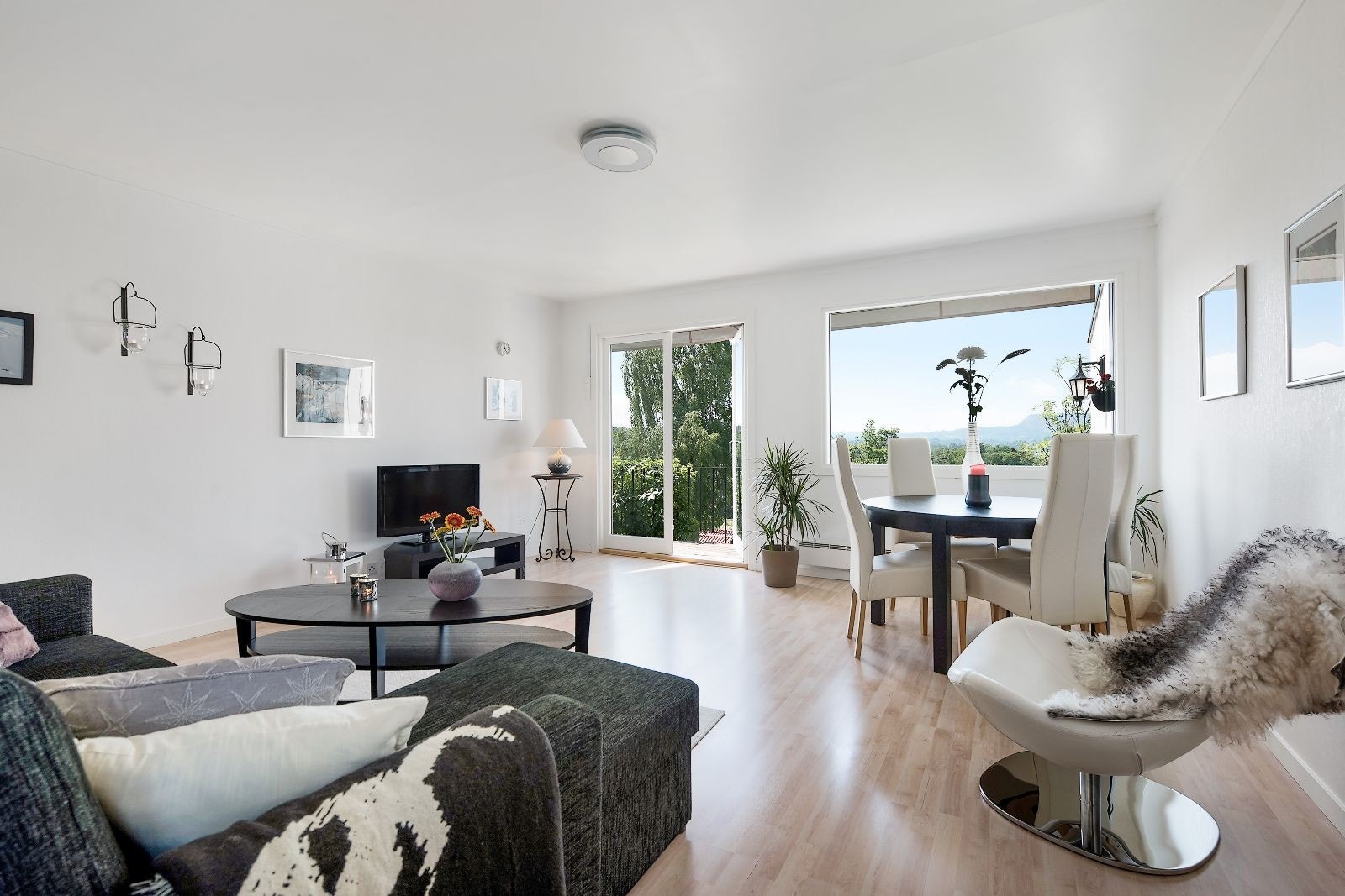 Lys og romslig stue Galleribilde