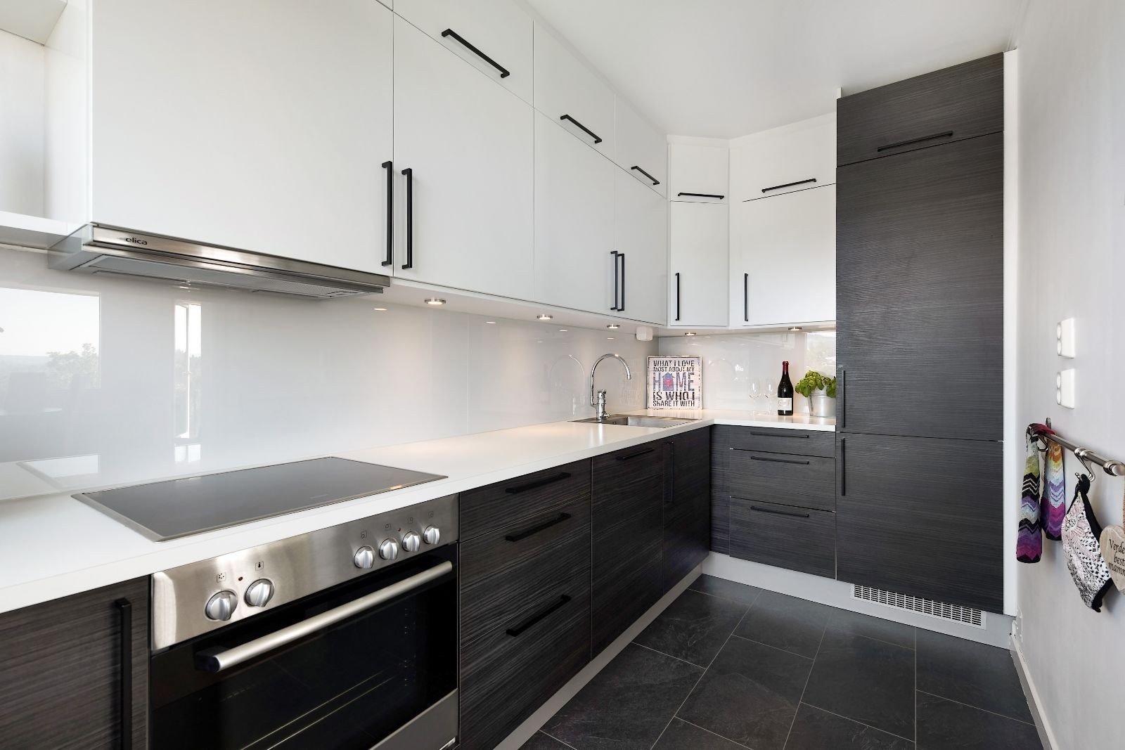 Moderne kjøkken med integrerte hvitevarer Galleribilde