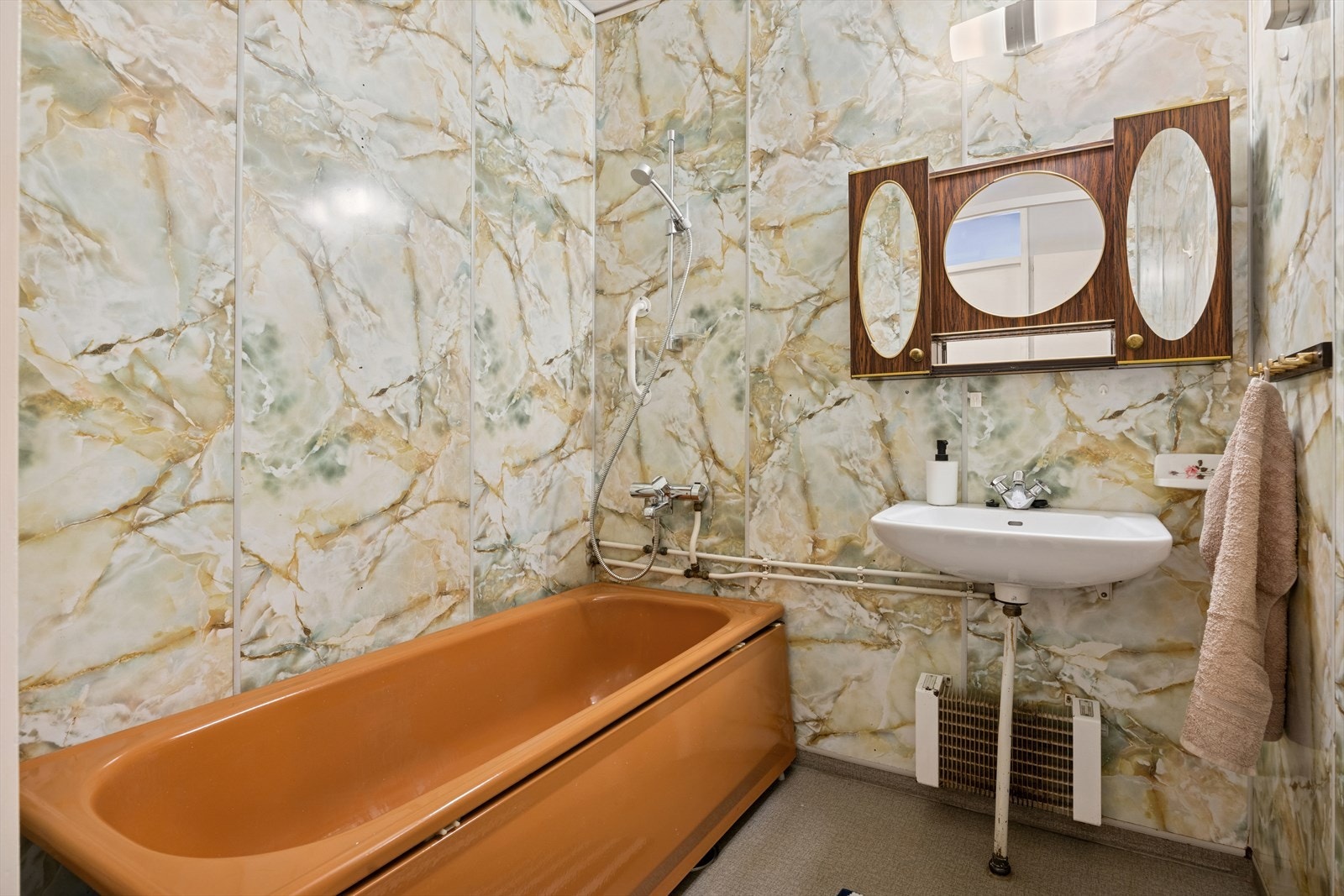 Badet er fra byggeår og er utstyrt med badekar/dusj, servant og varmeovn. Galleribilde