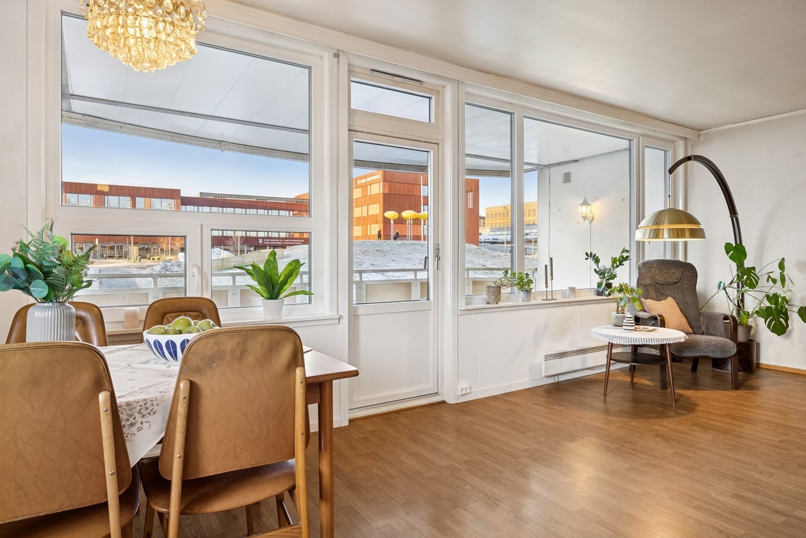 Hjertet i boligen er en kombinert stue og spisestue på totalt 31,5 m² med store vindusflater. Galleribilde