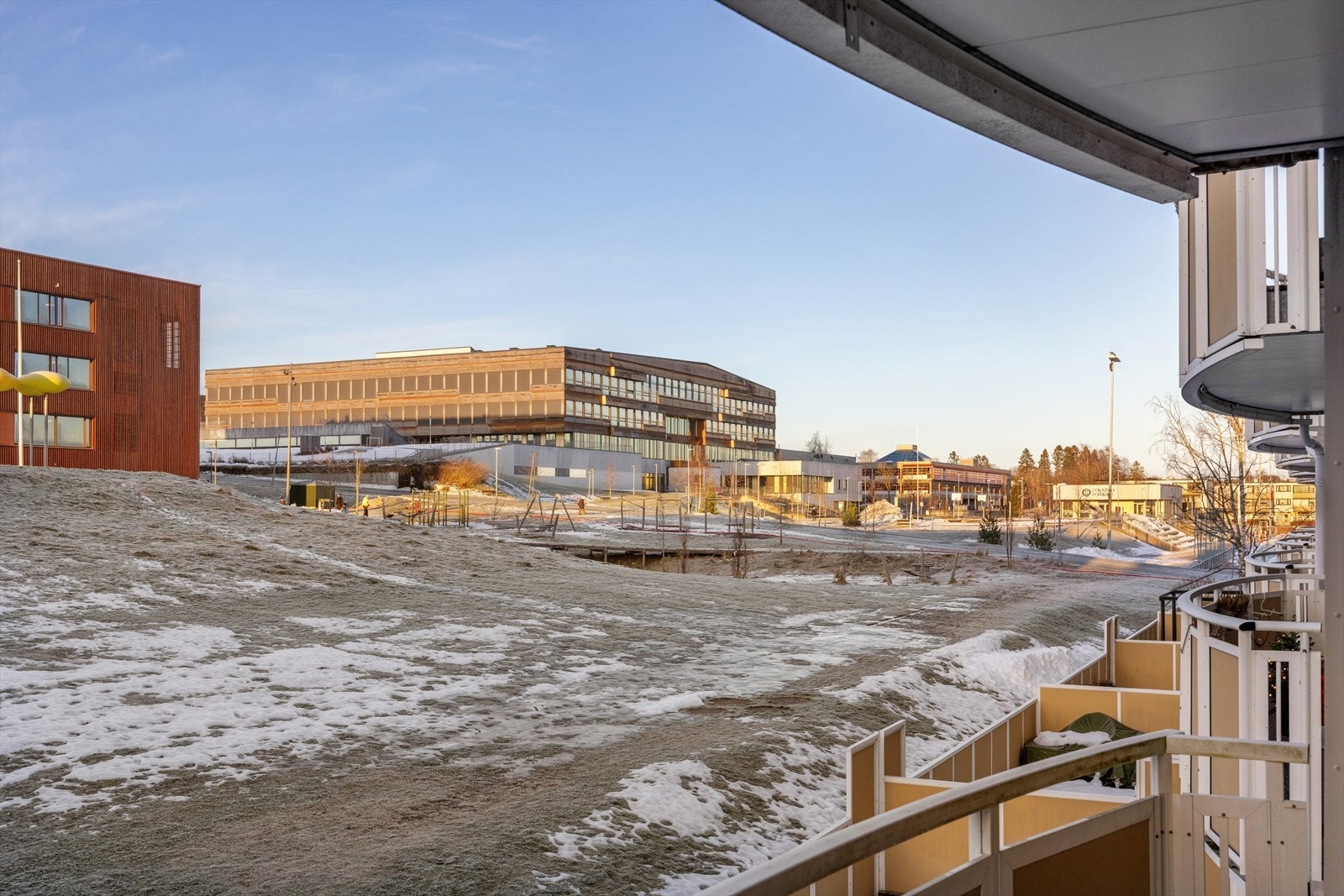 Balkongen er vendt mot vest og byr på svært gode solforhold og begrenset innsyn. Galleribilde