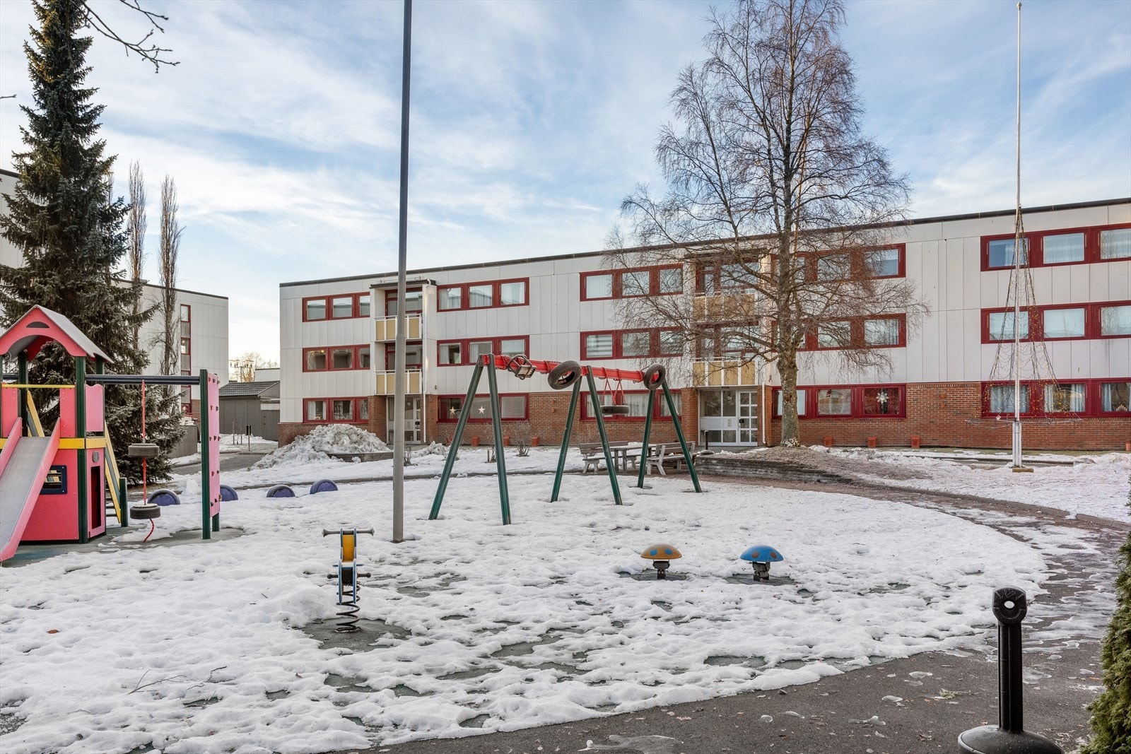 Borettslagets fellesarealer er opparbeidet med lekeplasser, grøntarealer, internveier og sittegrupper. Galleribilde