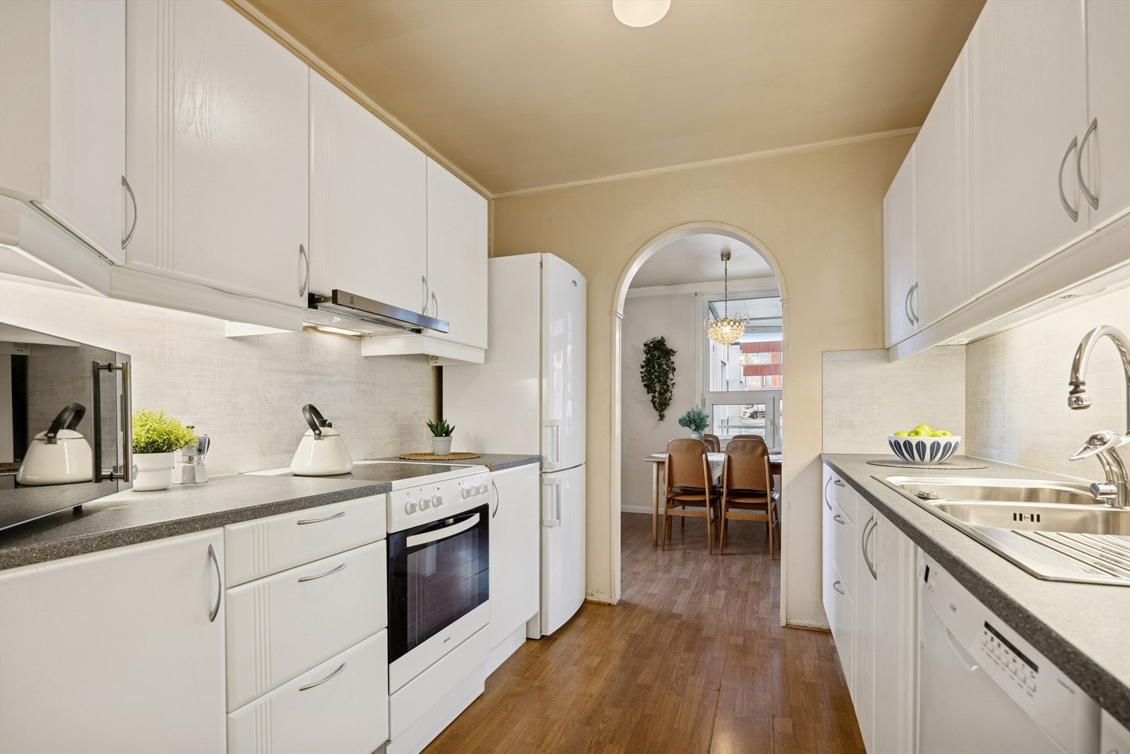 Hvitevarer på kjøkkenet medfølger handelen. Dette inkluderer komfyr med platetopp og ventilator, oppvaskmaskin samt kombinert kjøl- og fryseskap. Galleribilde