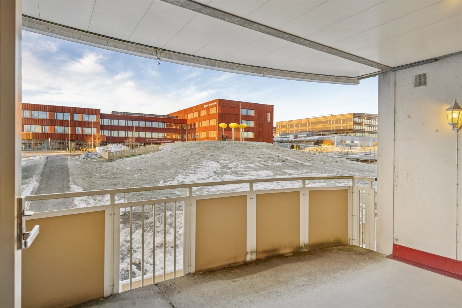 Fra stua har du utgang til en overbygd balkong på 14 m² med tilhørende bod. Galleribilde