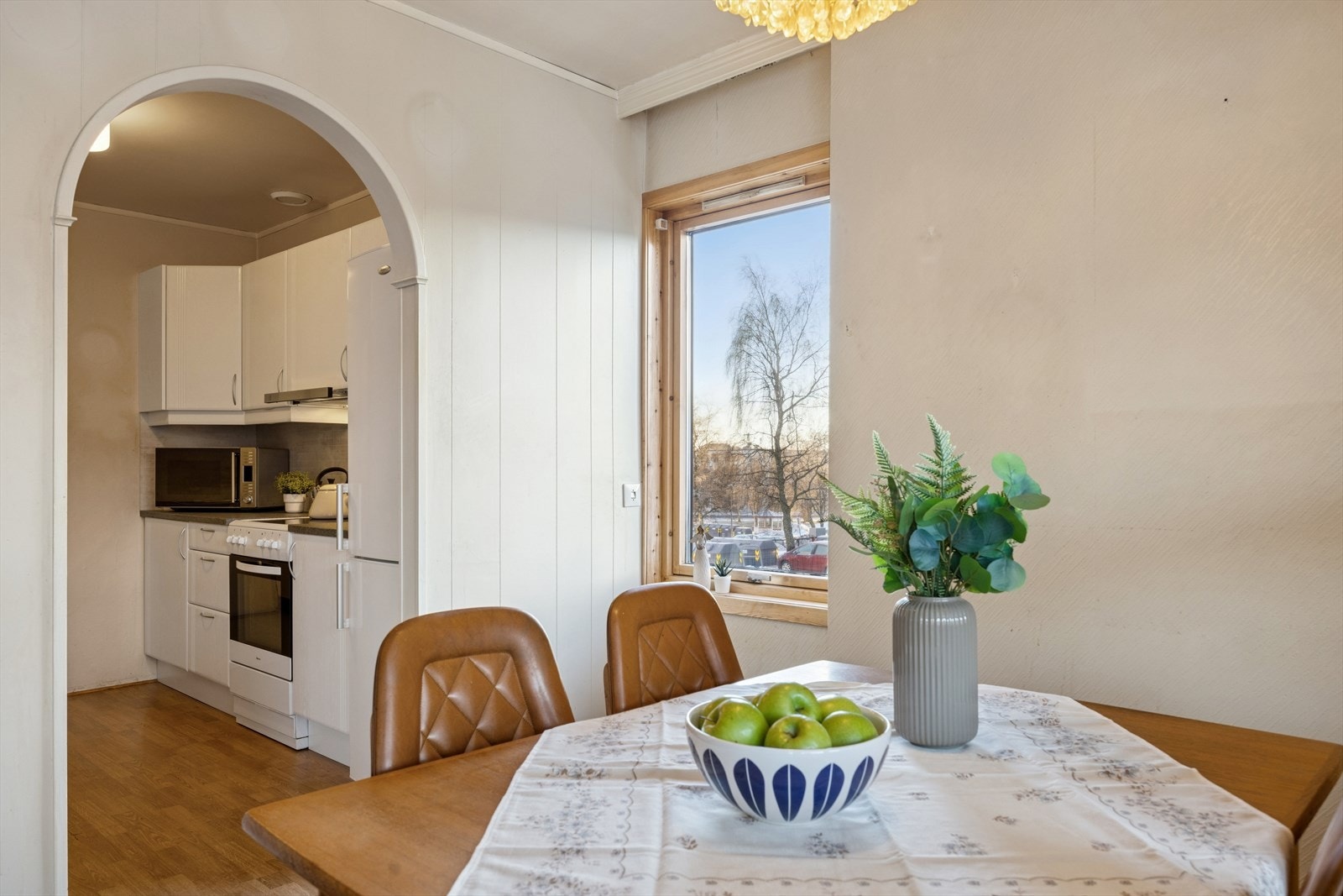 God plass til spiseseksjon mellom kjøken og stue. Galleribilde