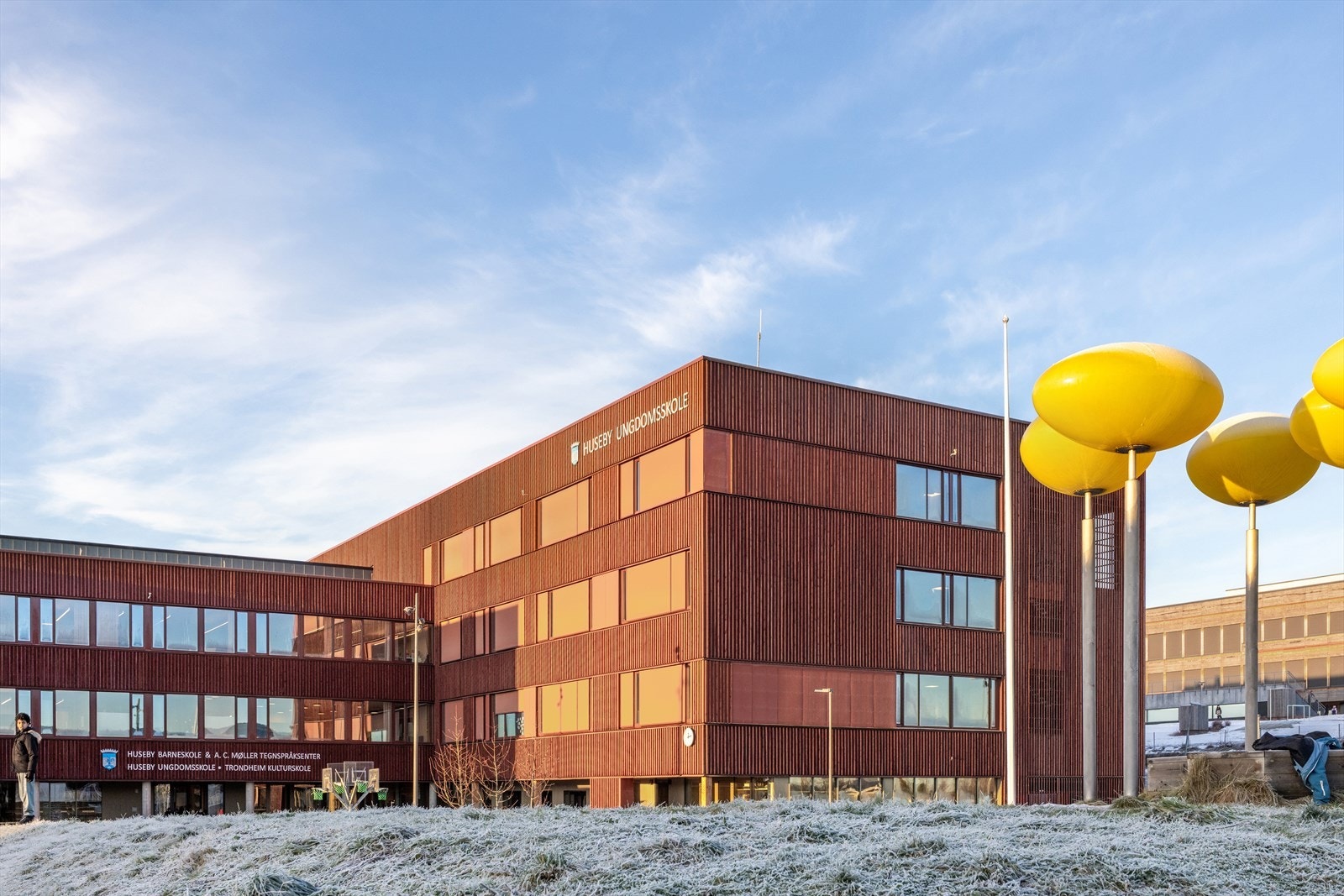 Leiligheten har umiddelbar nærhet til blant annet Huseby barne- og ungdomsskole, dagligvarebutikker, metrobuss, Kolstad Arena og Husebybadet. Galleribilde