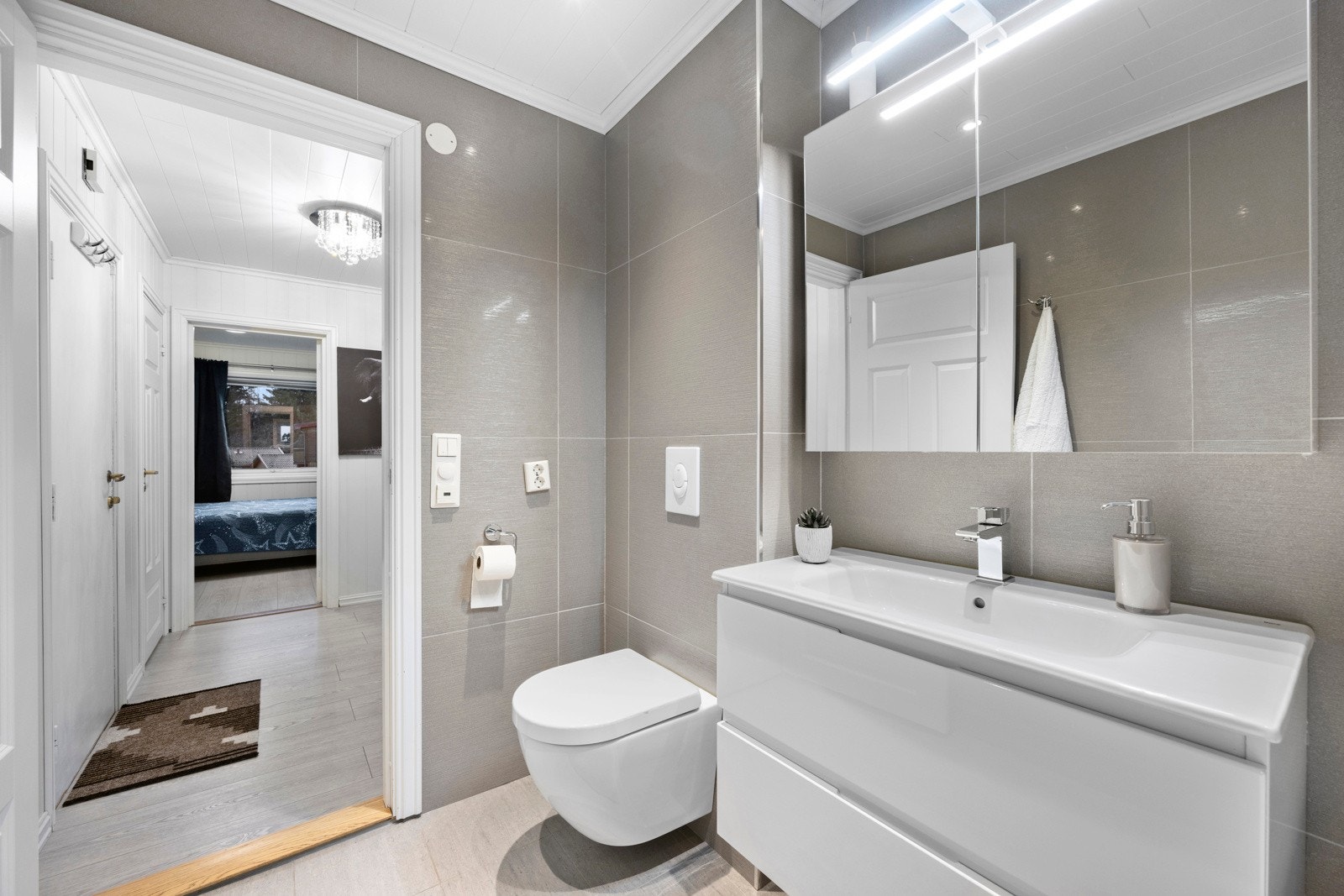 Lekkert flislagt bad, totalrenovert i 2020 Galleribilde