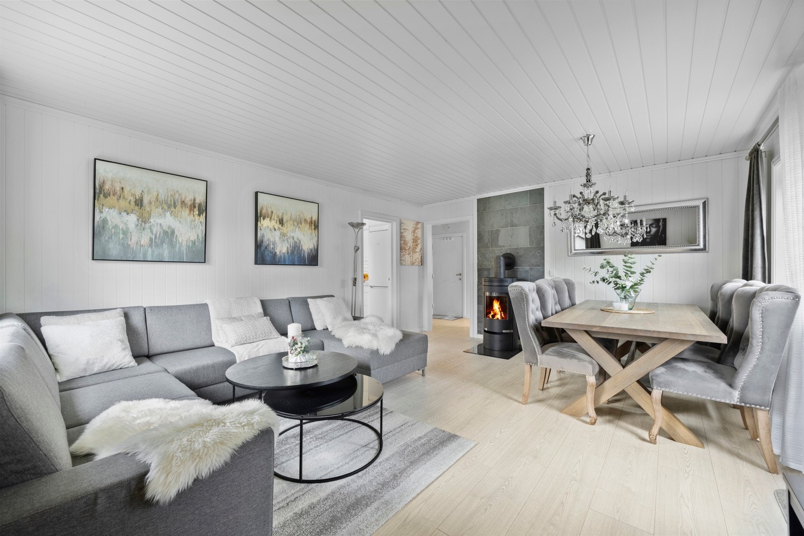 Lys og pen stue med nyere overflater Galleribilde