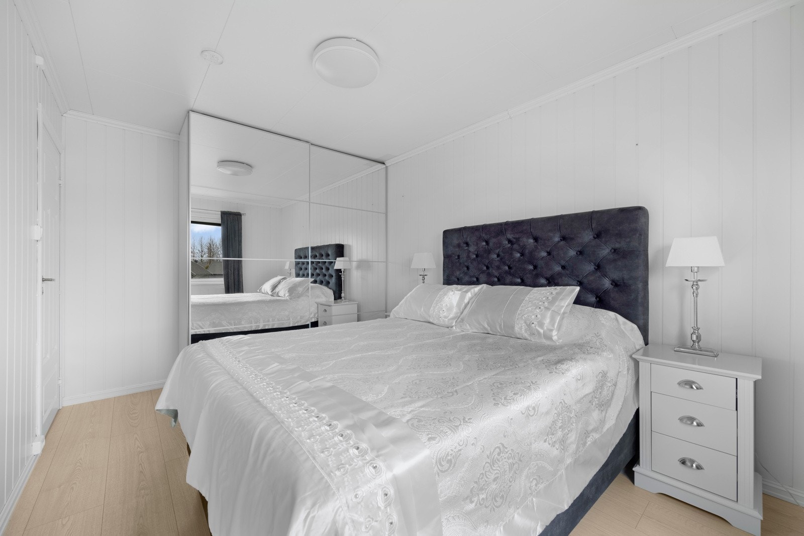 God plass til stort garderobeskap Galleribilde