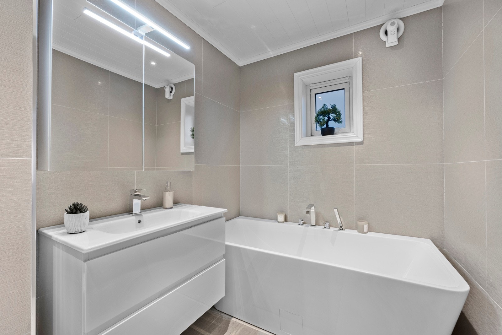 Varmekabler i gulv og spotter på tak Galleribilde