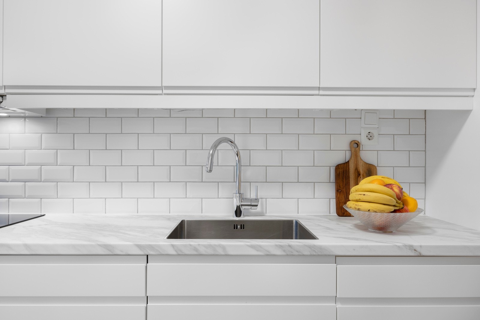 Innredning med glatte fronter. Benkeplaten er av laminat Galleribilde