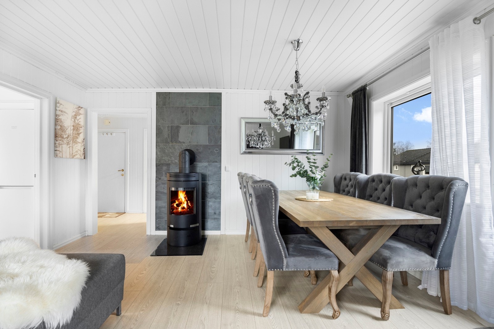 God plass til hyggelig spisebord ved peisen Galleribilde