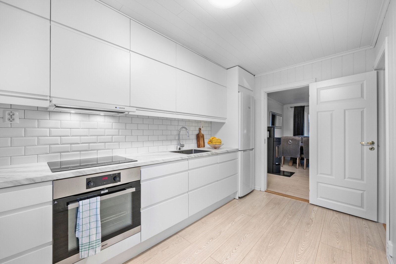 Integrert oppvaskmaskin, komfyr og platetopp Galleribilde