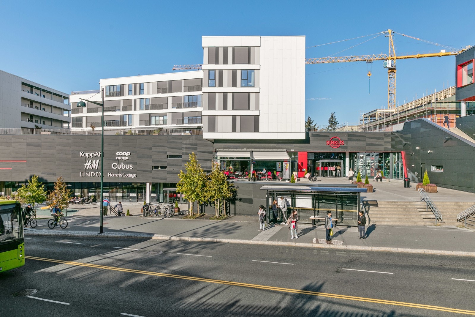 Kort vei til Sirkus Shopping, et komplett handelstilbud med butikker, caféer og servicetilbud i nærheten av boligen. Galleribilde