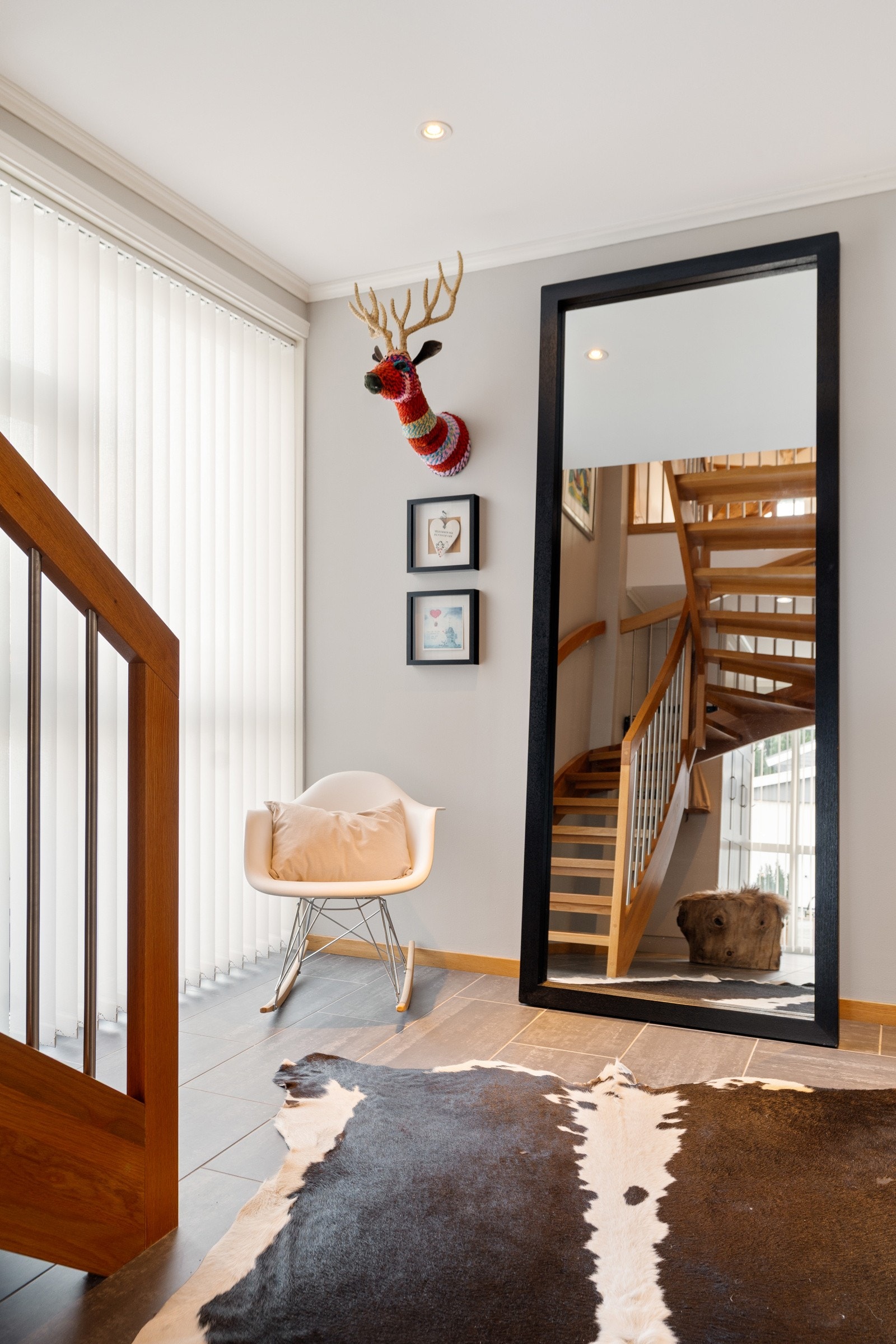 En lekker eiketrapp tar deg videre opp til 2.etasje. Galleribilde