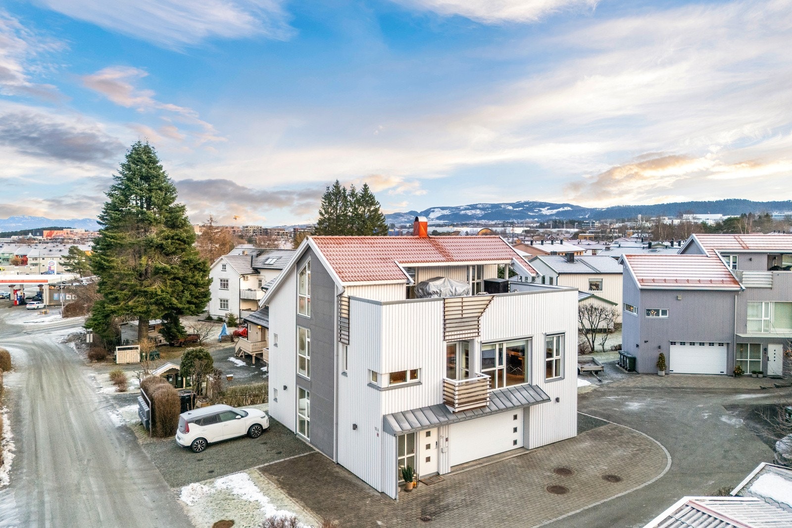 Parkering på biloppstillingsplasser på eiendommen og egen garasje på 24,5 kvm. Galleribilde