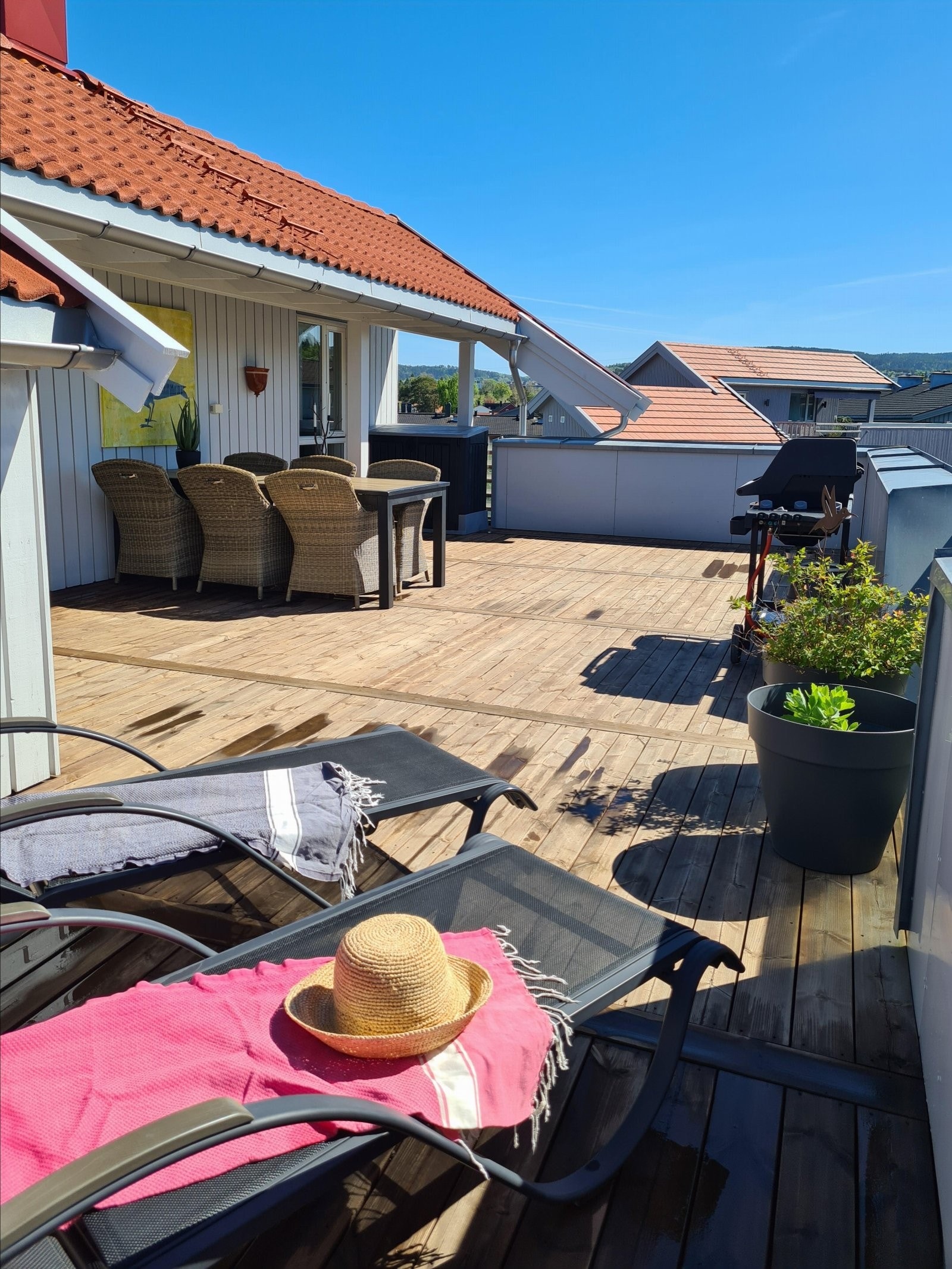 Terrassen byr på optimale solforhold fra formiddag til sen kveld. Galleribilde