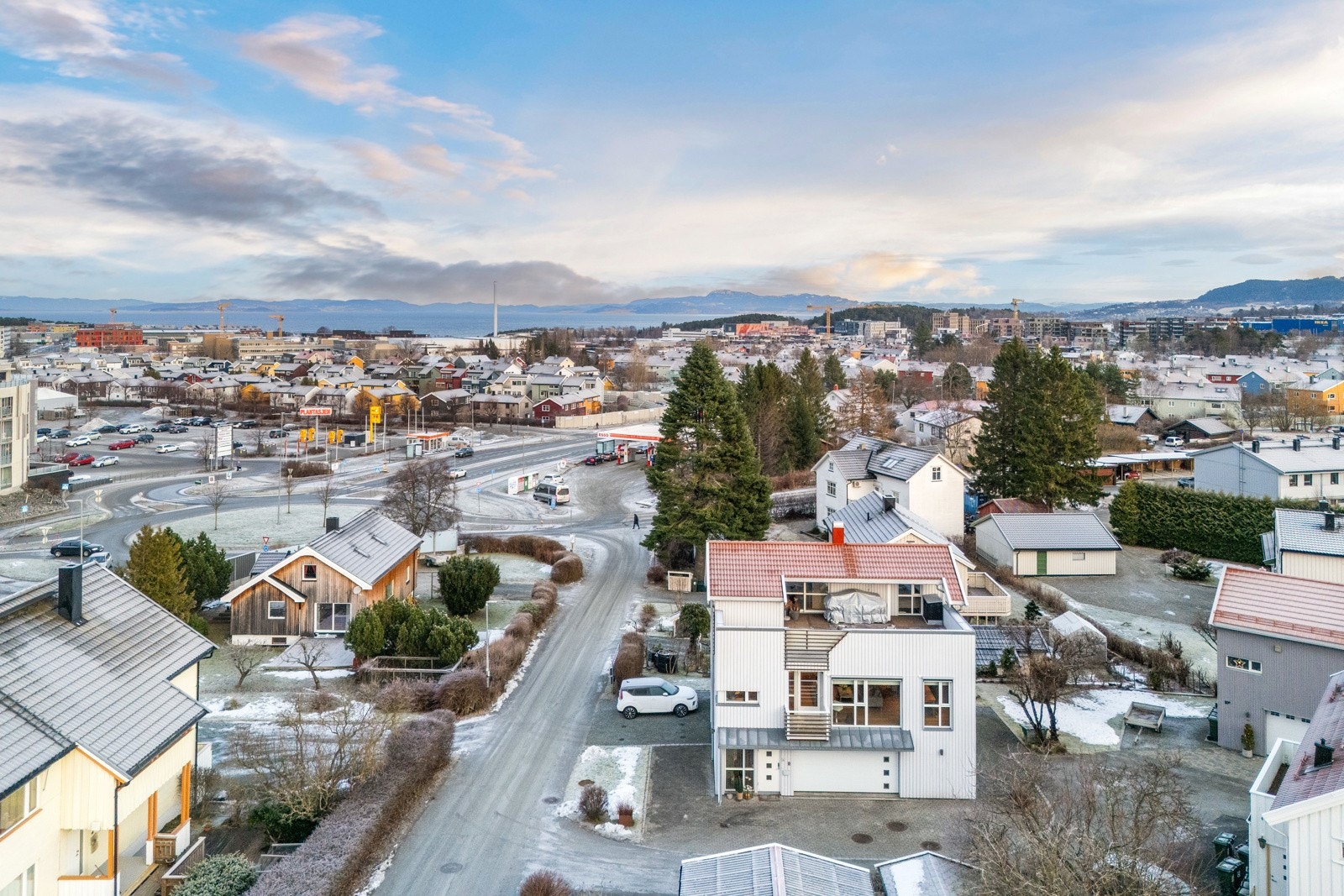 Nina Griegs veg 10A ligger pent til i et svært attraktivt og sentrumsnært boligområde på attraktive Bromstad. Galleribilde