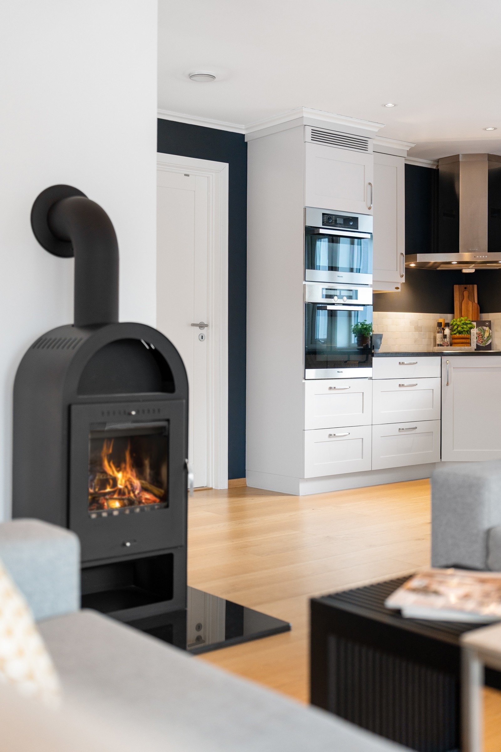 Boligen har et lavt energiforbruk på ca. 14 000 kWh i 2024 og tappevann fra luft-vann varmepumpe. Galleribilde