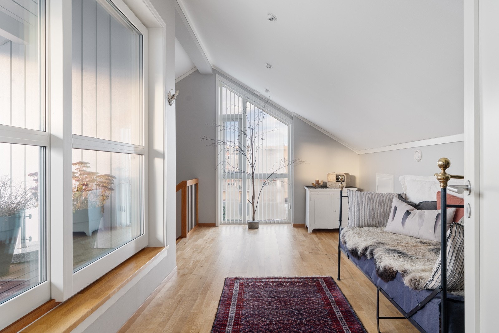 Luftig gang på 19,5 kvm som fungerer som et naturlig knutepunkt i etasjen. Galleribilde