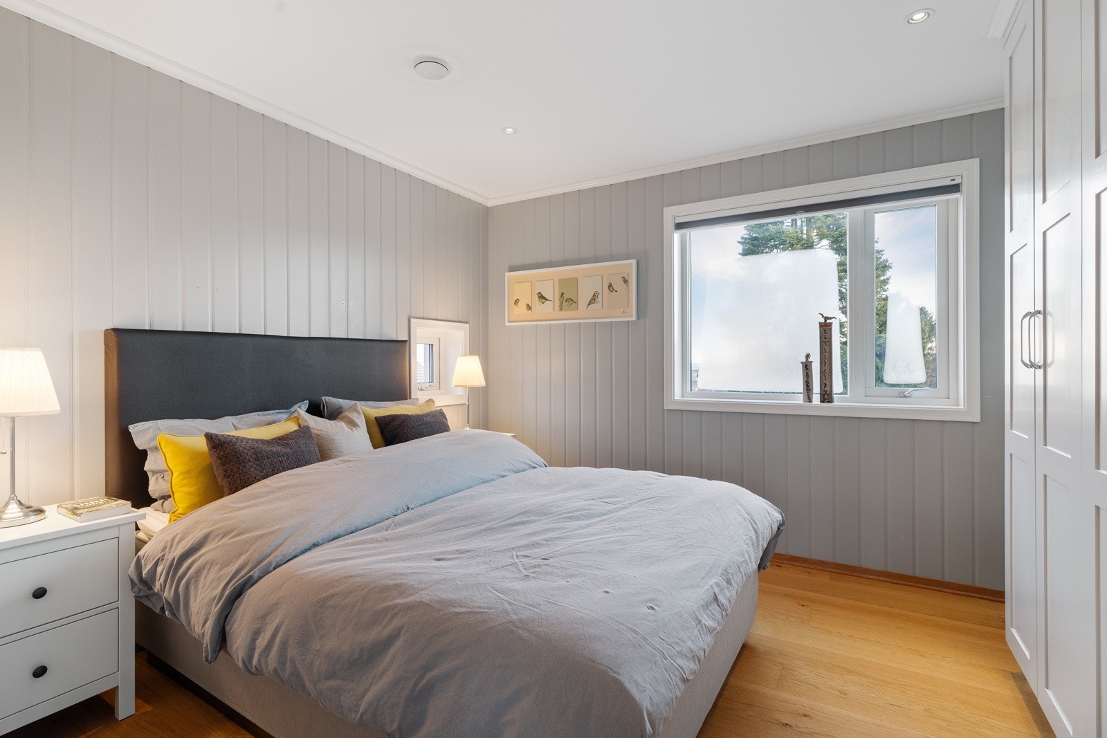 Soverommet på 11 kvm har rikelig med naturlig lysinnslipp og god plass til dobbeltseng, nattbord og garderobeløsning. Galleribilde