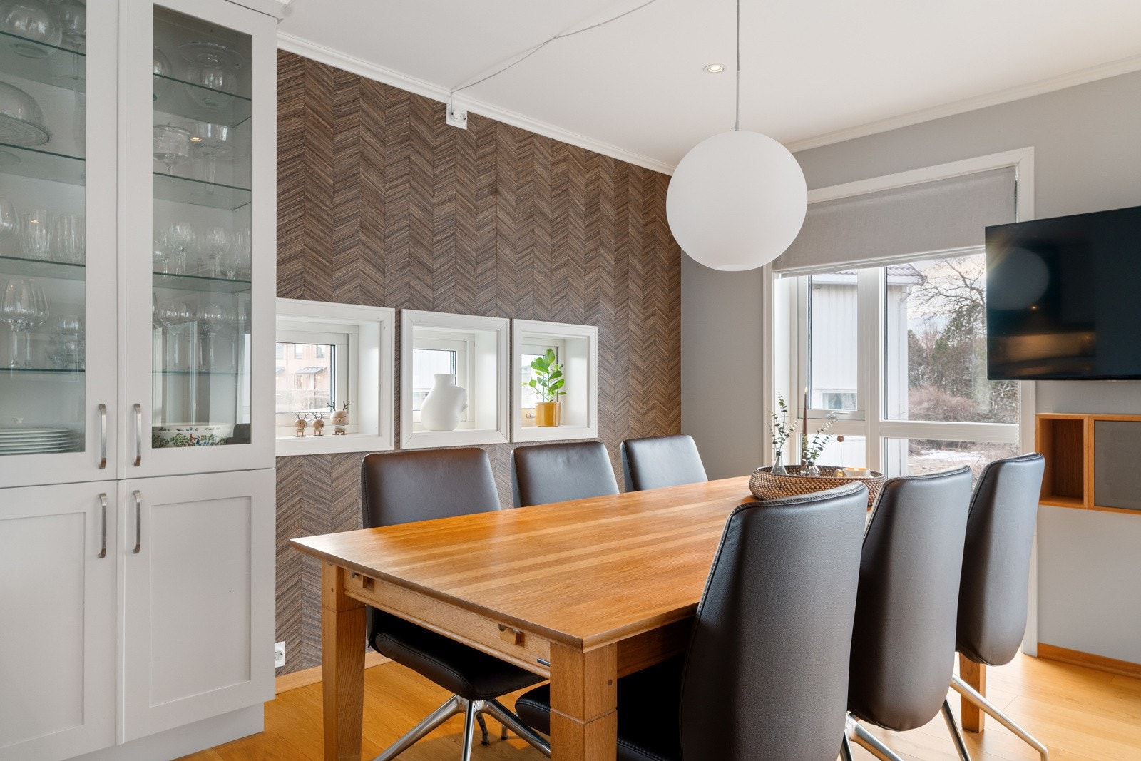 Stuen deles fint inn i naturlige soner, med et lunt og innbydende spiseområdet nært kjøkkenet. Galleribilde