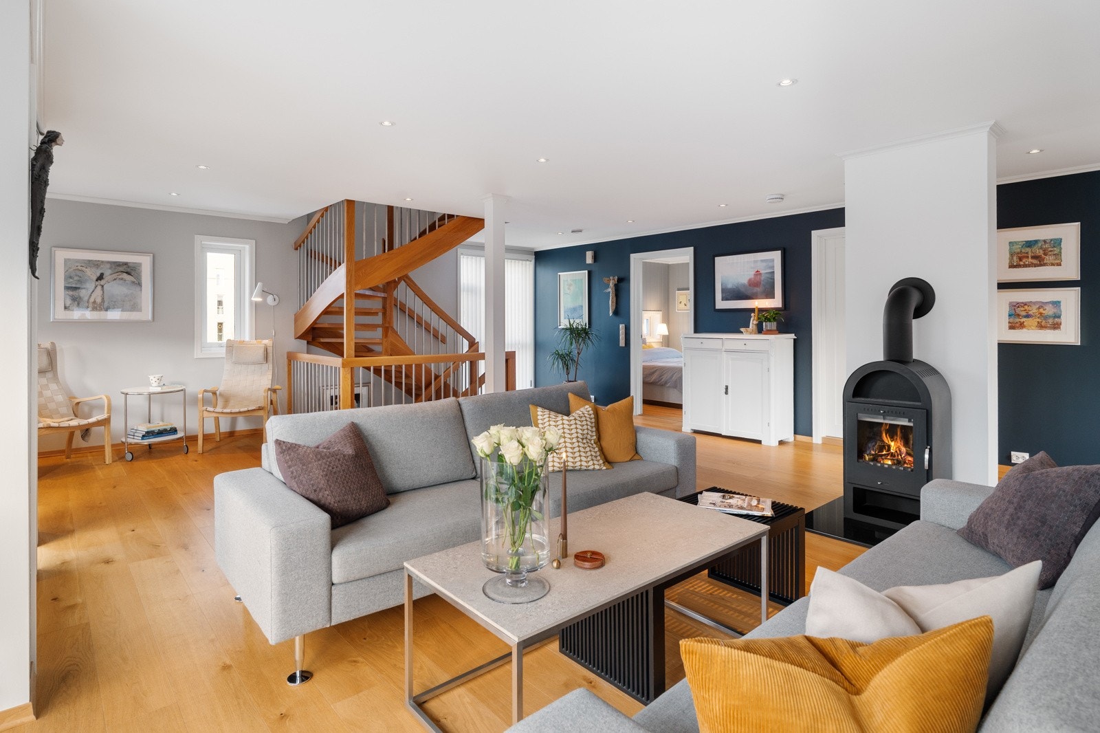 Åpen stue- og kjøkkenløsning på hele 68,5 kvm hvor kjøkken, spiseplass og stue går sømløst sammen. Galleribilde