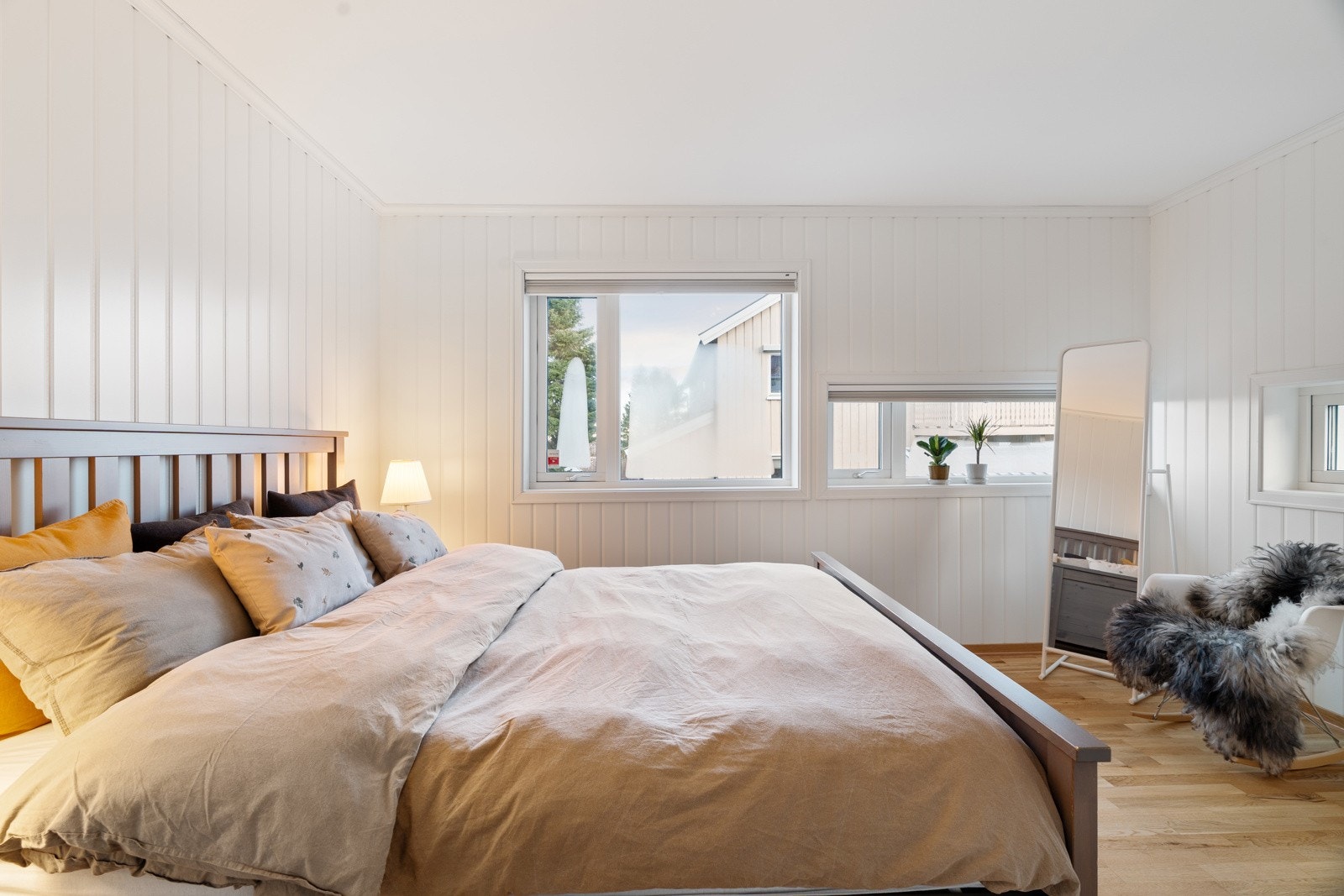 Romslig 13 kvm stort soverom med behagelige fargetoner og god møbleringsfrihet. Galleribilde