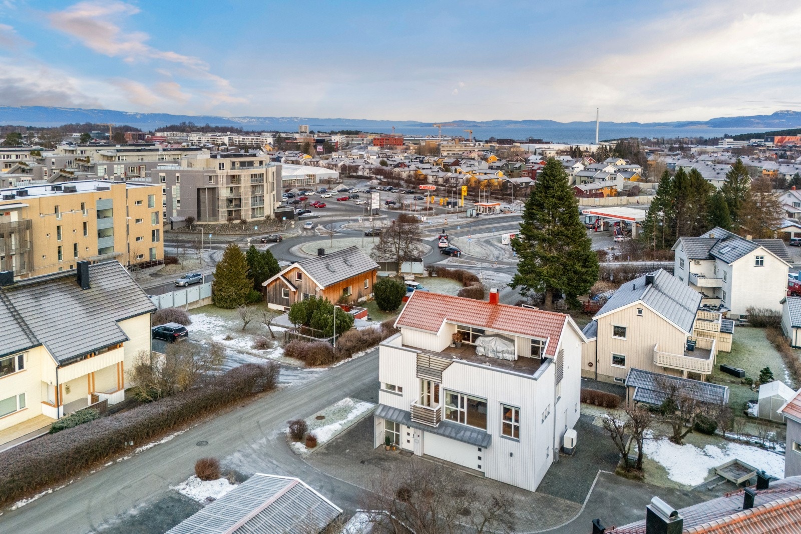 Eneboligen ligger i et attraktivt område kjent for sin rolige atmosfære, gode tilgjengelighet og korte avstander til det meste du trenger i hverdagen. Galleribilde