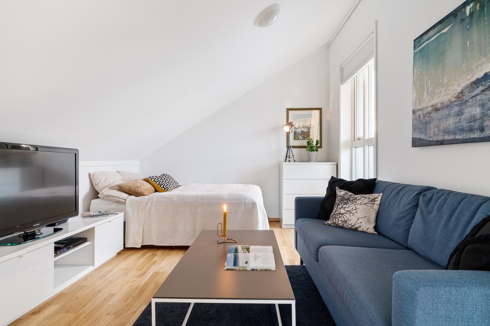 Praktisk loftsrom på 11 kvm med fleksible møbleringsmuligheter til ulike behov. Galleribilde